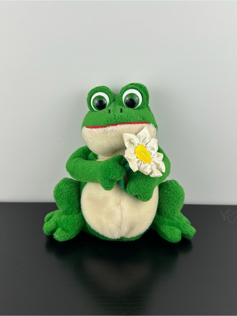 Russ Berrie Daisy Frog Holding Flower 6” Green Red White Plush Toad